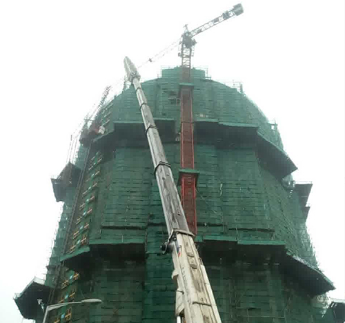 德令哈吊车在工地上作业